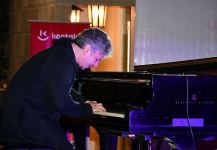 Атмосферное выступление Шаина Новрасли, или Пианист, создающий красоту через музыкальные импровизации (ФОТО/ВИДЕО)