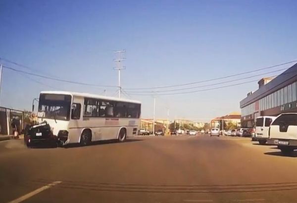 Bakıda avtobusun qəza anı kameralara düşdü (VİDEO)