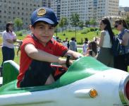 Сегодня отмечается Международный день защиты детей - фотокадры из Баку