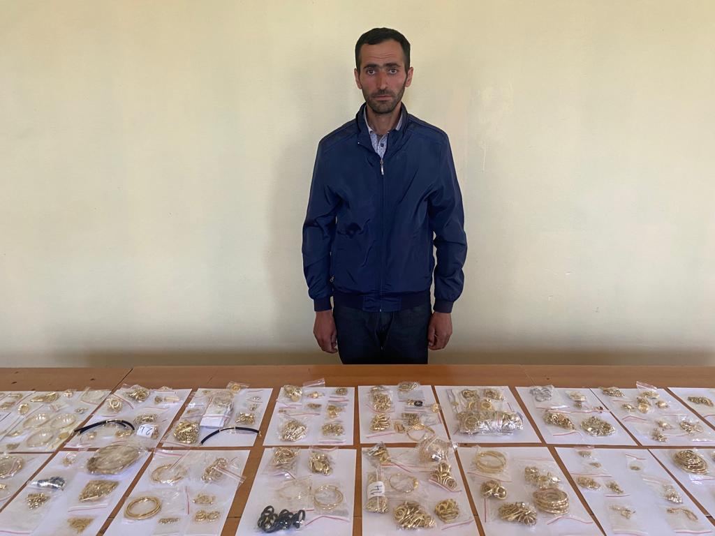 İrandan 11 kiloqrama yaxın qanunsuz qızıl-zinət əşyaları keçirənlər sərhəddə saxlanılıb (FOTO)
