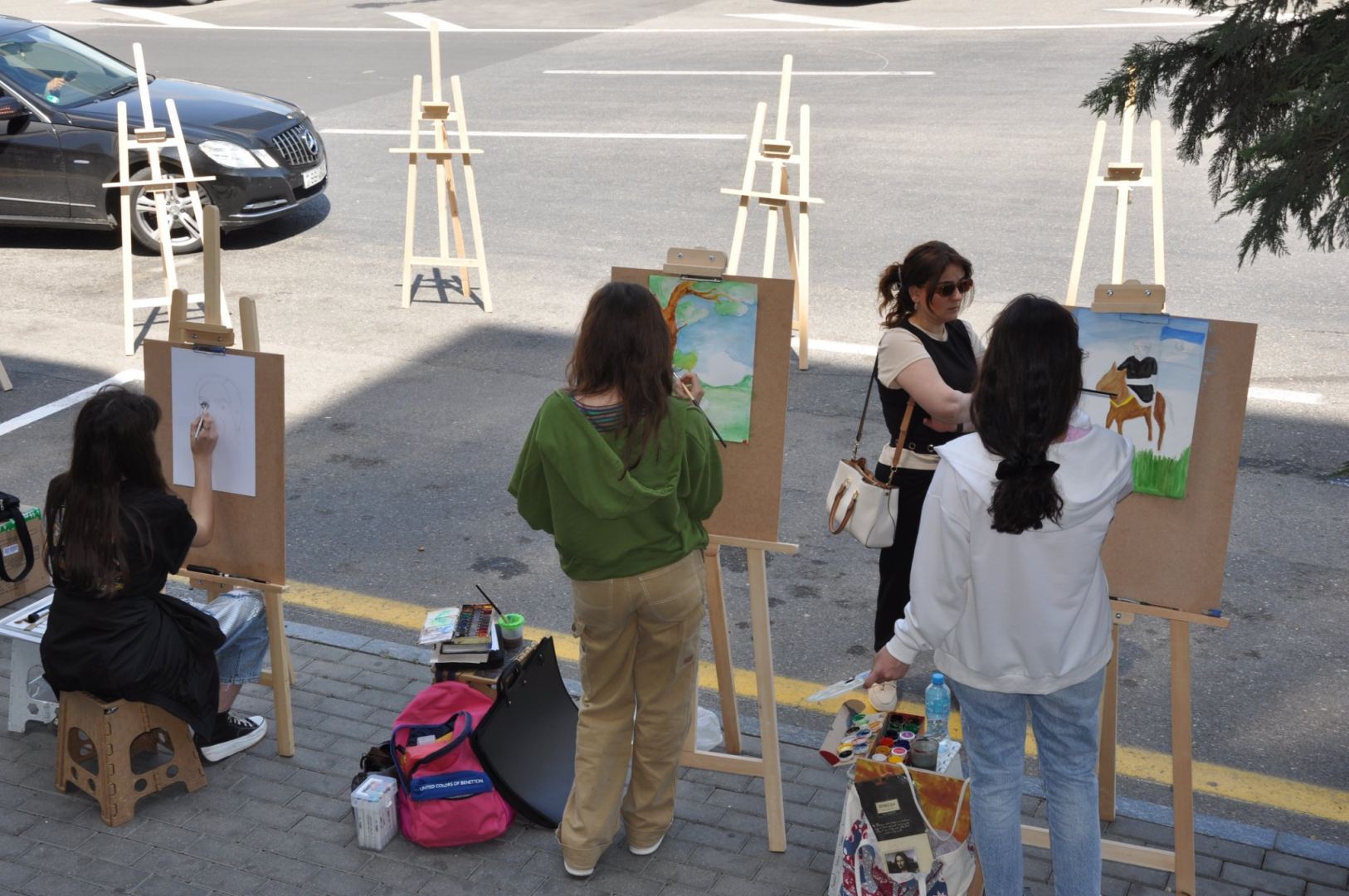 Пешеходный тротуар одной из улиц Баку украсили картинами (ФОТО)