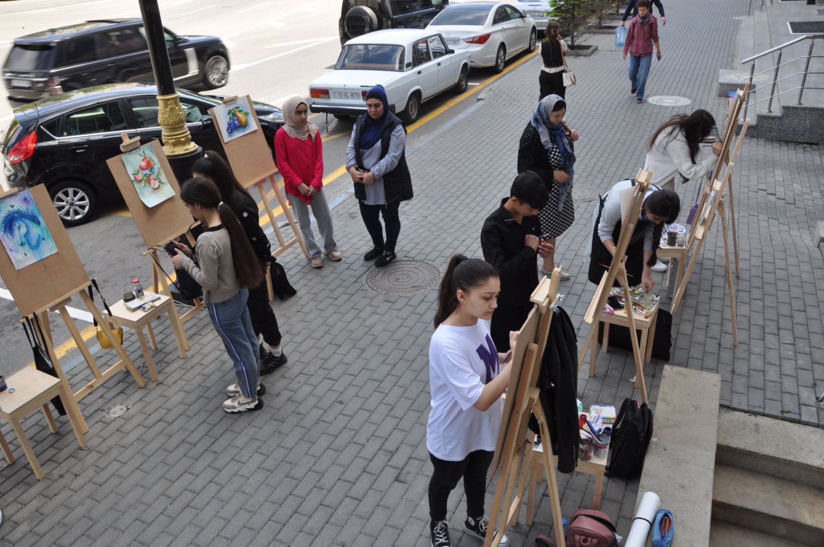 Пешеходный тротуар одной из улиц Баку украсили картинами (ФОТО)
