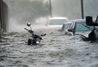 Во Флориде сильнейшие дожди остановили дорожное движение в Майами
