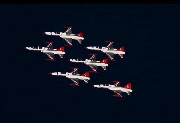 Байрактар АКЫНДЖЫ снял шоу турецких пилотов над Баку (ВИДЕО)