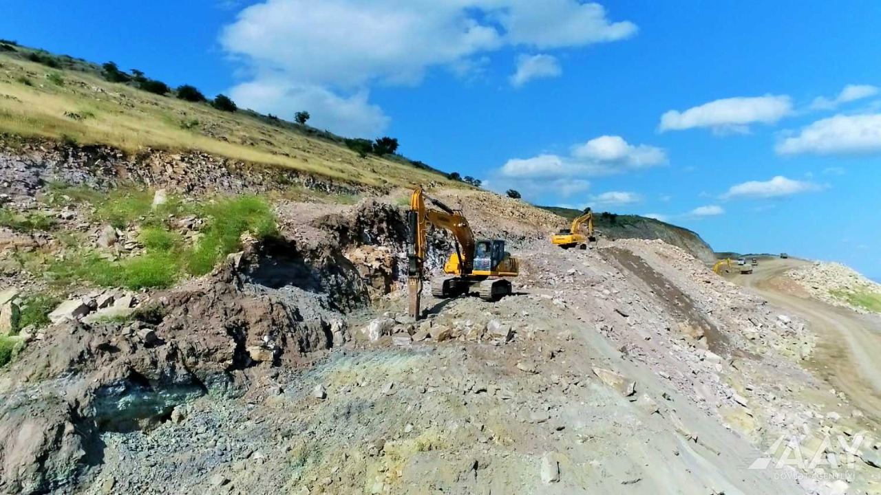 В Азербайджане продолжается строительство дороги Шюкюрбейли-Джабраил-Гадрут (ФОТО)