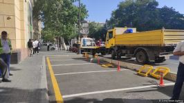В Баку демонтируется незаконная парковка (ФОТО)
