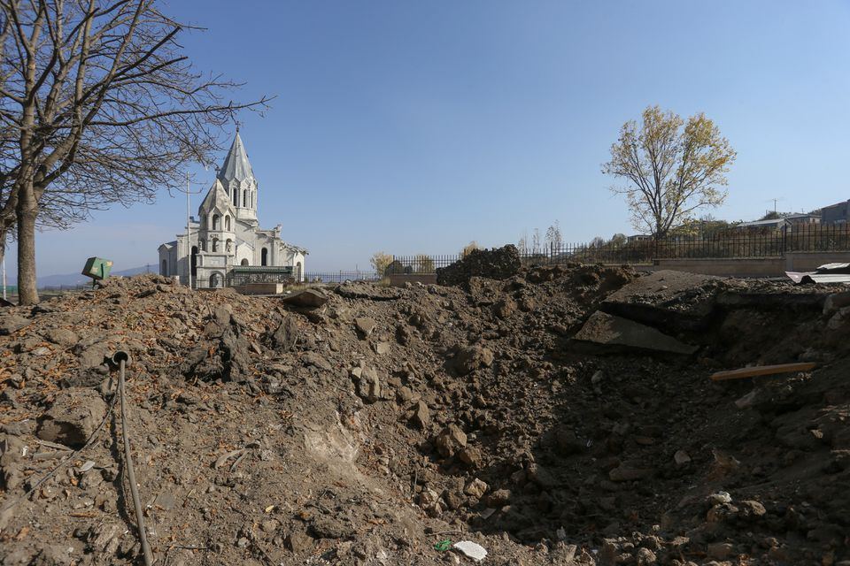 Azərbaycanlı inşaatçılar uzunmüddətli erməni işğalından sonra Şuşanın küçələrini dirçəldirlər - "Reuters"in reportajı (FOTO)