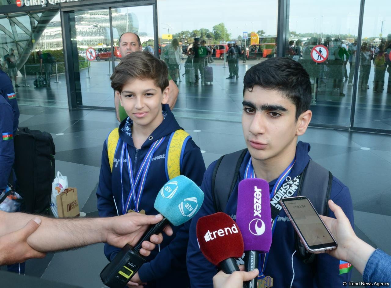 Avropa Çempionatında medallar qazanmış gimnastlar Azərbaycana qayıdıb (FOTO)