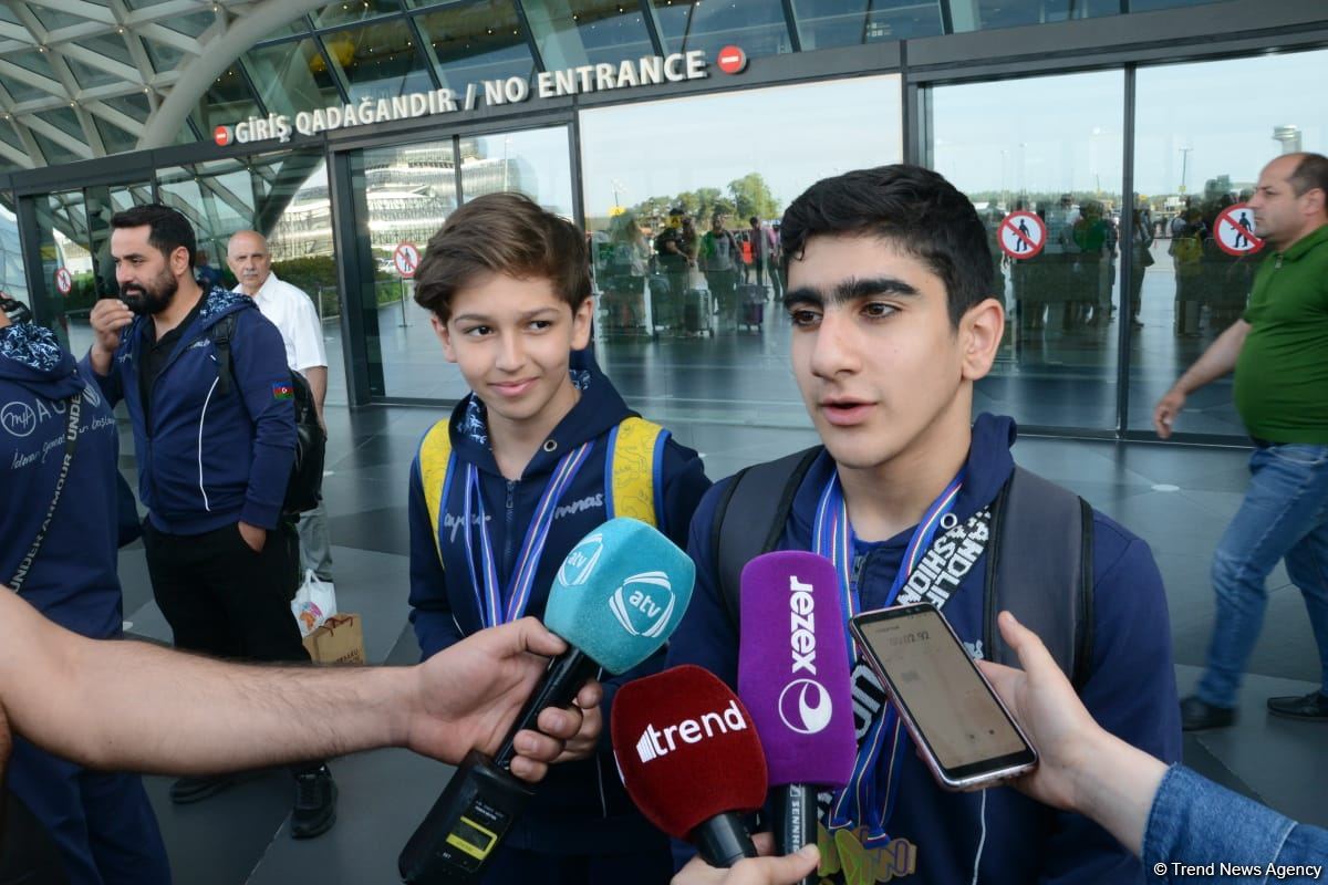 Azerbaijani gymnasts return home with European Championship medals from Italy (PHOTO)