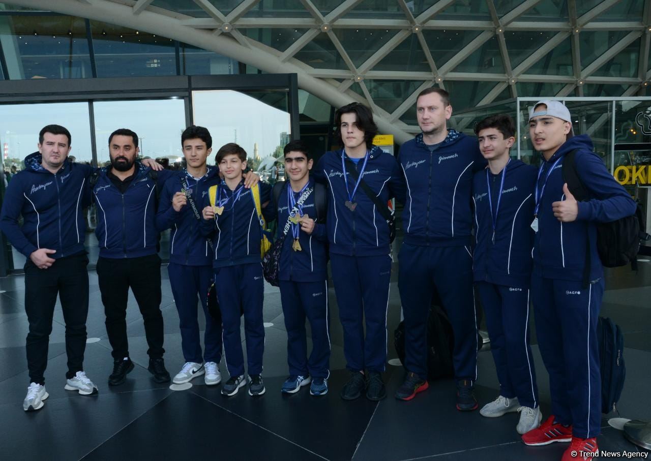 Avropa Çempionatında medallar qazanmış gimnastlar Azərbaycana qayıdıb (FOTO)