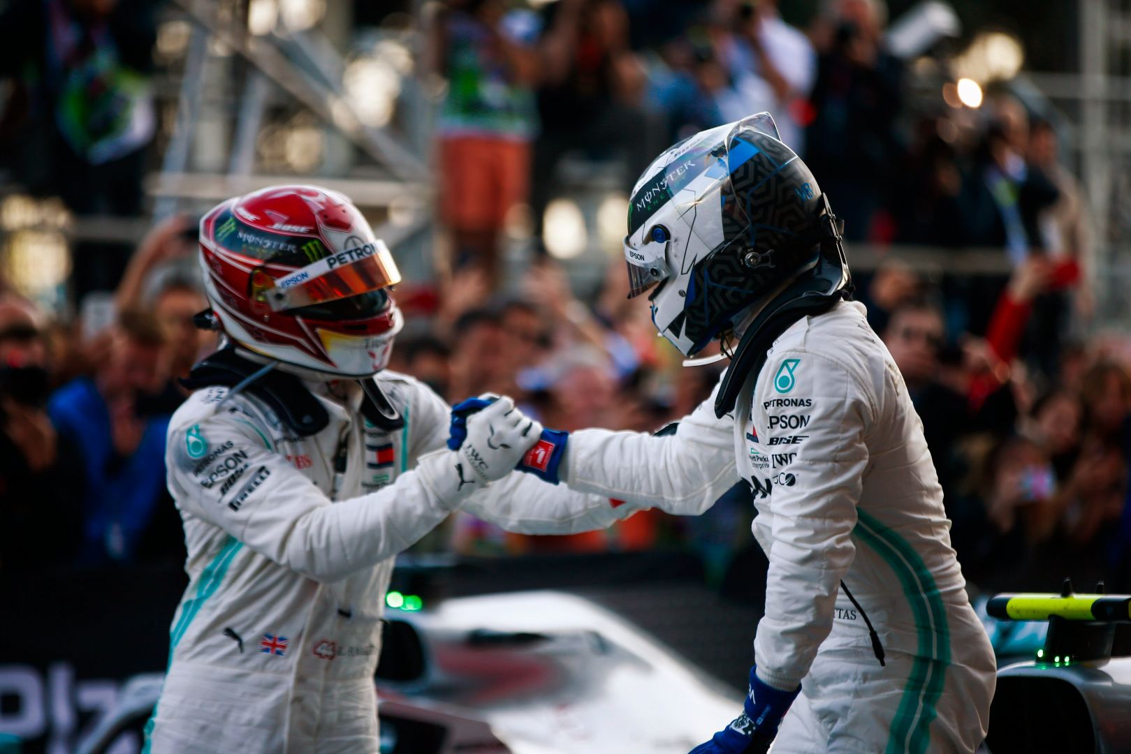 Команда Mercedes-AMG PETRONAS поделилась снимками с прошлых гонок F1 в Баку (ФОТО)