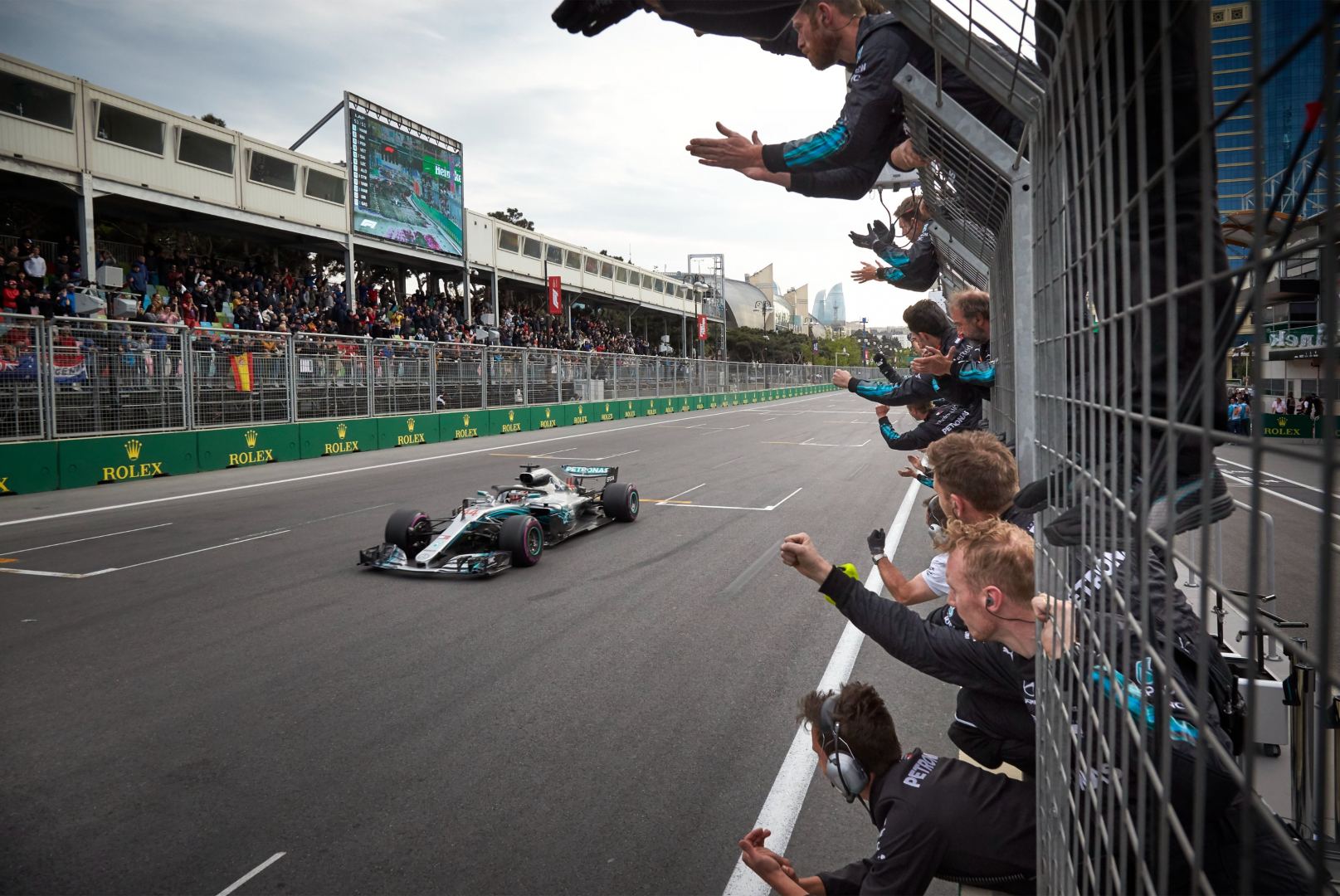 Команда Mercedes-AMG PETRONAS поделилась снимками с прошлых гонок F1 в Баку (ФОТО)