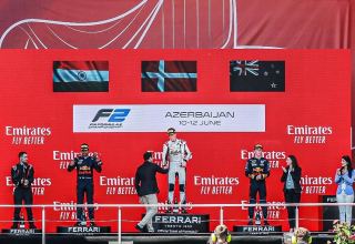 Награждены победители спринтерской гонки "Формулы-2" в Баку (ФОТО)