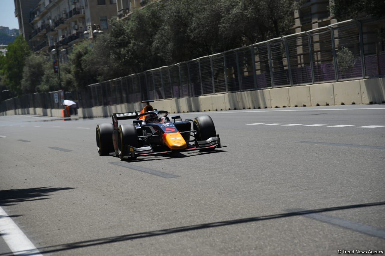 Formula 1 qualifying races taking place in Azerbaijan's Baku (PHOTO)