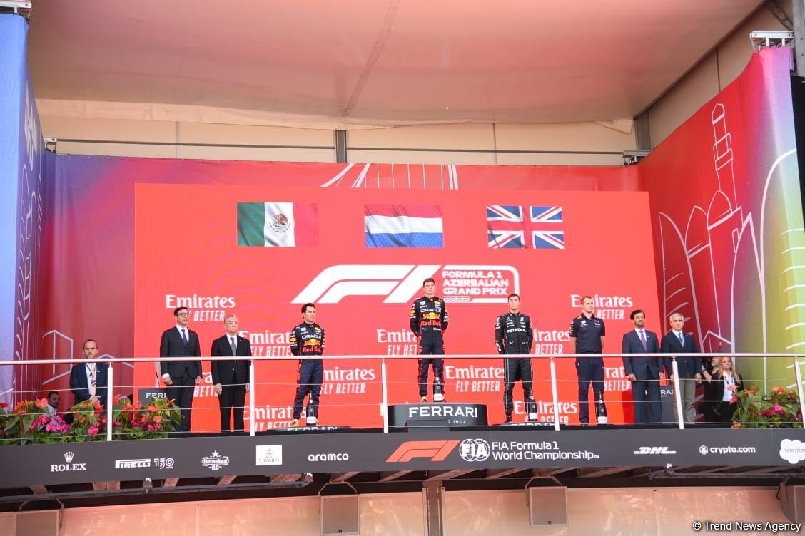 Formula 1 Azərbaycan Qran-Prisinin qalibləri mükafatlandırılıb (FOTO)