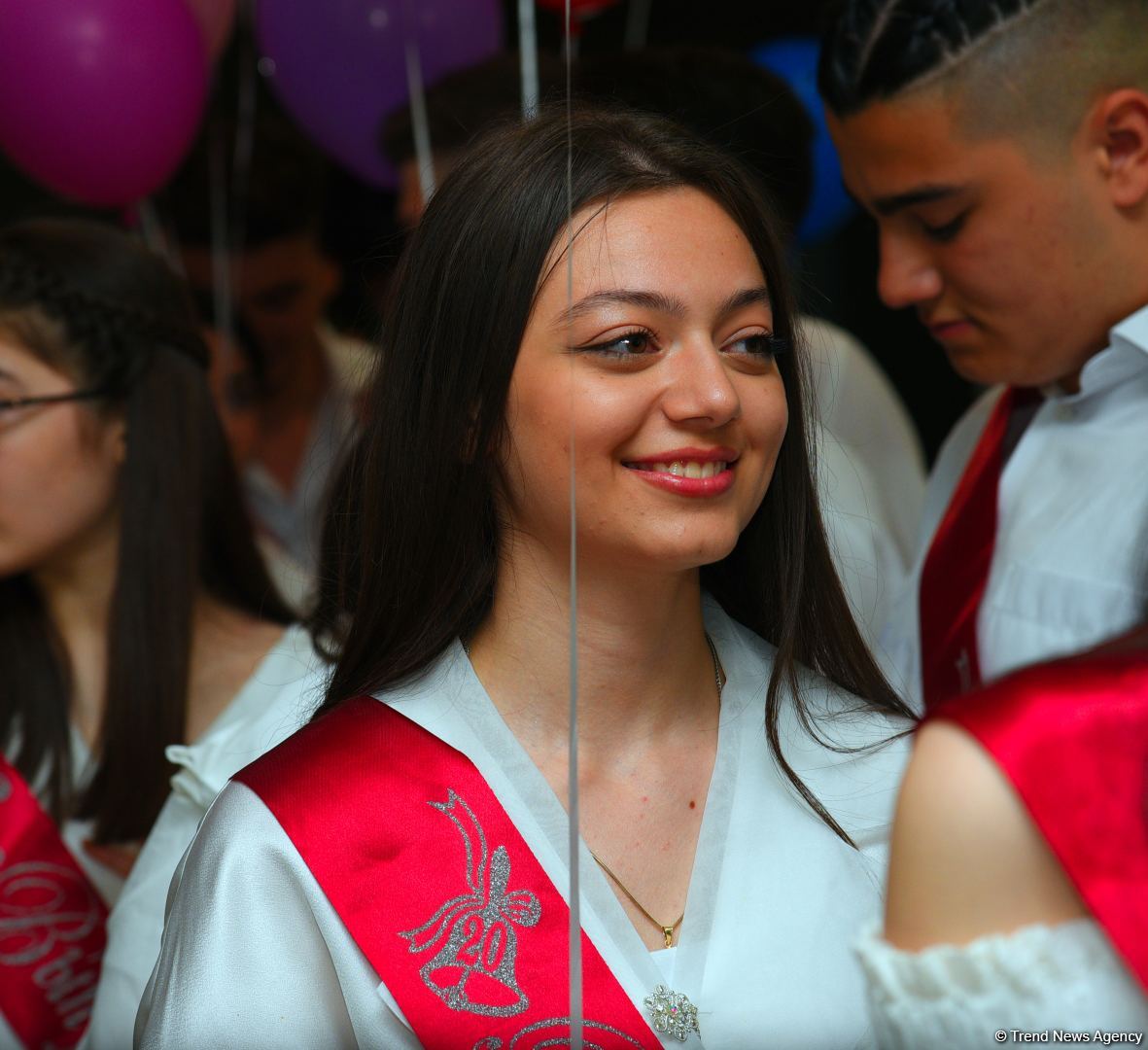 Məktəblərdə "Son zəng" çalındı (FOTOSESSİYA)