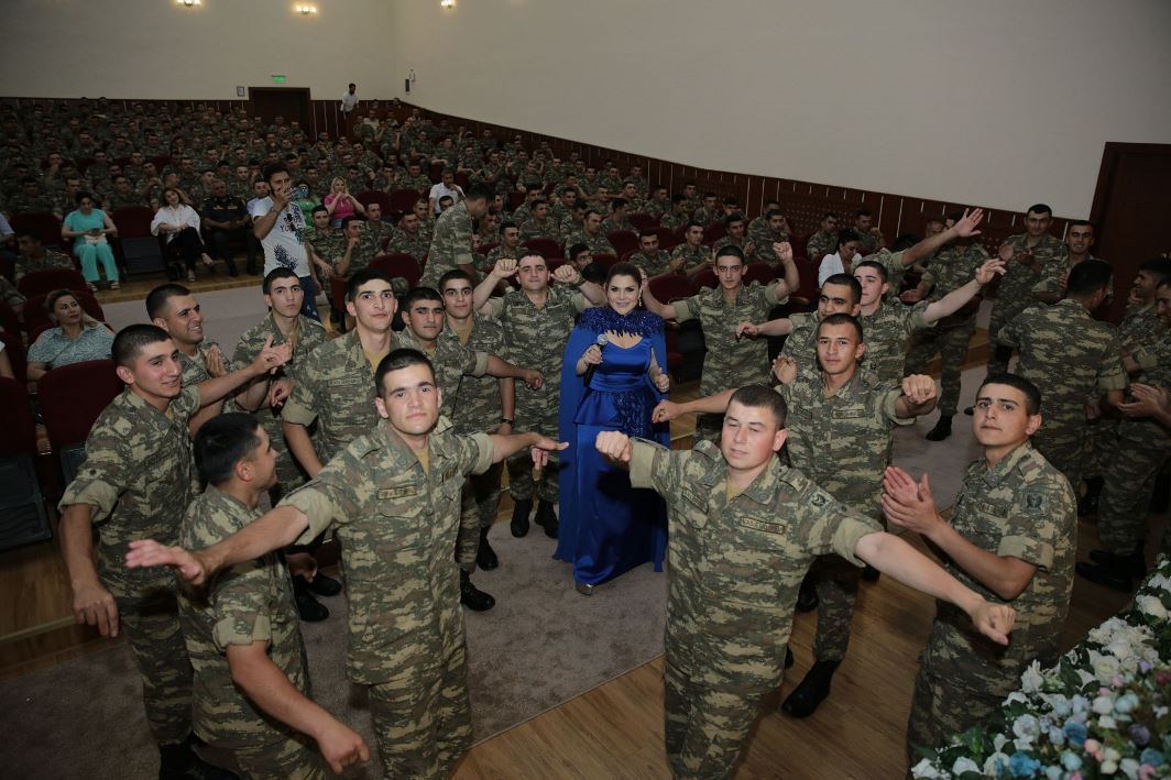 В Баку для военнослужащих проведен праздничный концерт (ФОТО)