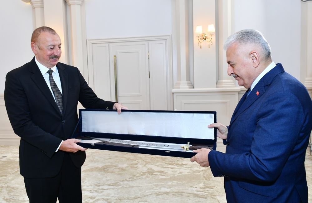 Former Turkish PM presents President Ilham Aliyev with replica of Fatih Sultan Mehmed's sword (PHOTO)