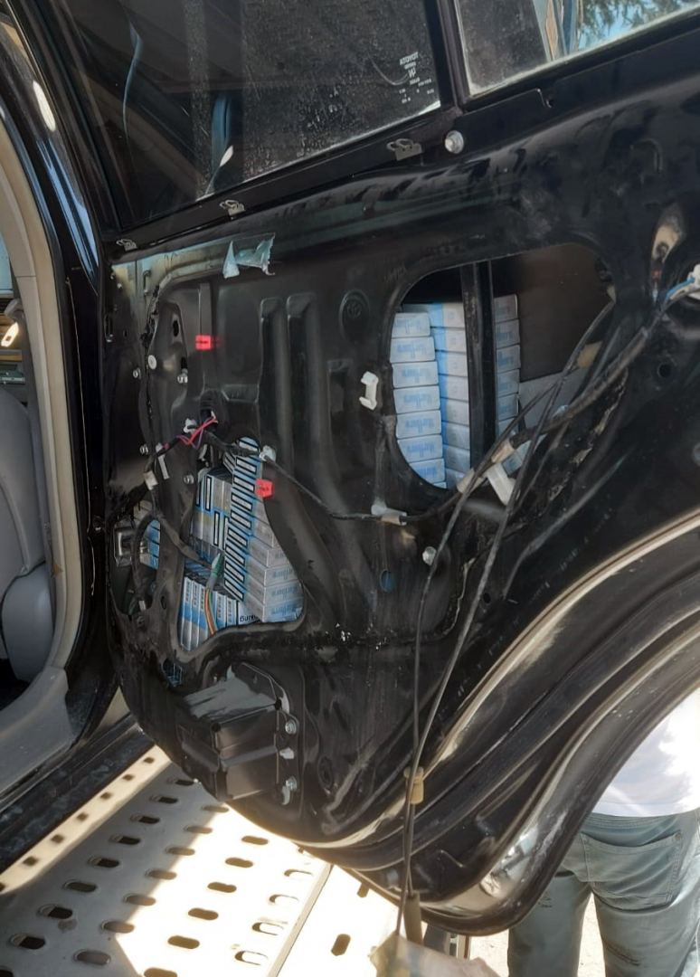 Avtomobilin qapılarında xüsusi gizlədilmiş 10 mindən çox siqaret qutusu aşkarlandı (FOTO)