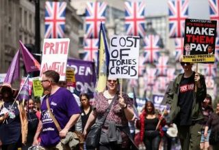 Десятки тысяч человек в Лондоне вышли на акции протеста на фоне экономического кризиса