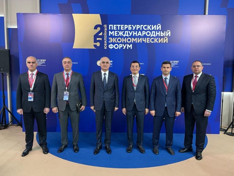 Делегация во главе с вице-премьером Азербайджана приняла участие в Международном экономическом форуме в Санкт-Петербурге