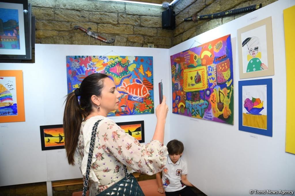 Leonardo Art School Baku организовала выставку юных художников «Полет фантазий» (ФОТО)