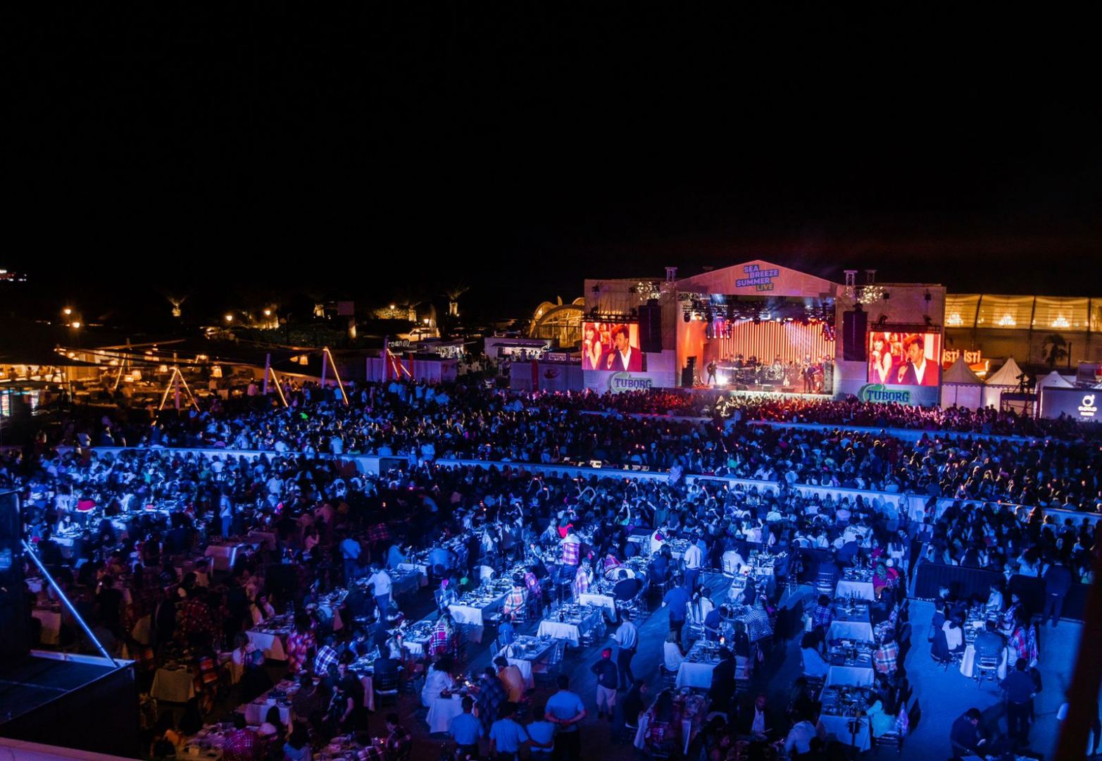 На живописном побережье Баку стартовал грандиозный Sea Breeze Summer Live. EMIN  остановил концерт и бросился спасать фанатку (ВИДЕО, ФОТО)