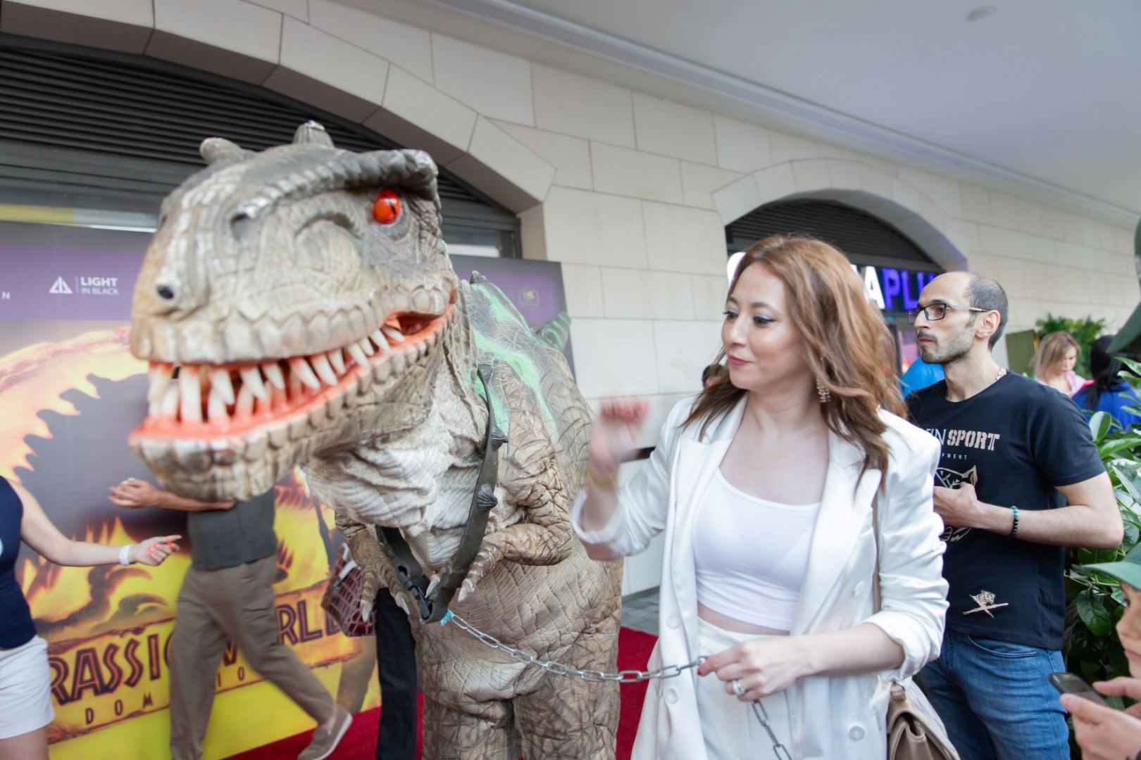 В Баку наступил Мир Юрского периода - динозавры вырвались на свободу (ФОТО/ВИДЕО)
