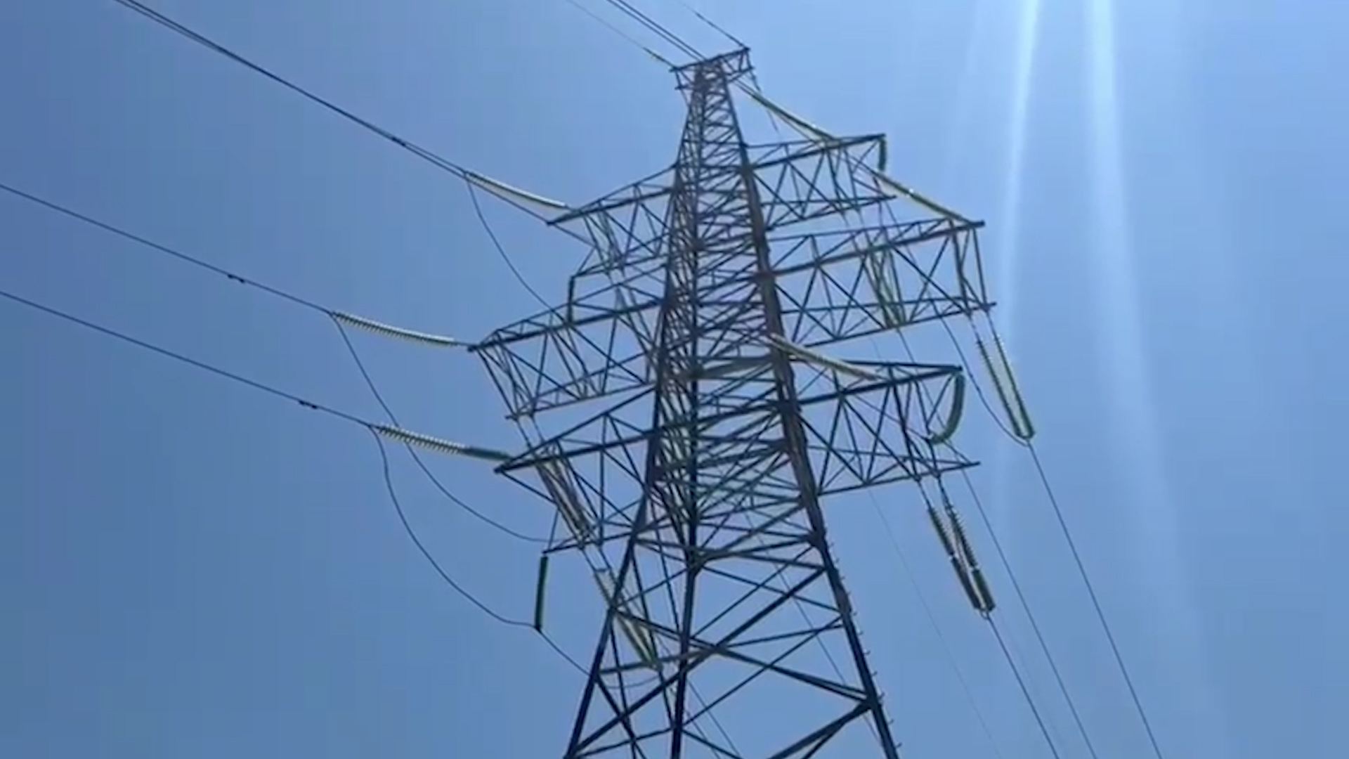 Bakıda elektrik xətti dirəyinin hasarlanmasının qarşısı alınıb (FOTO/VİDEO)