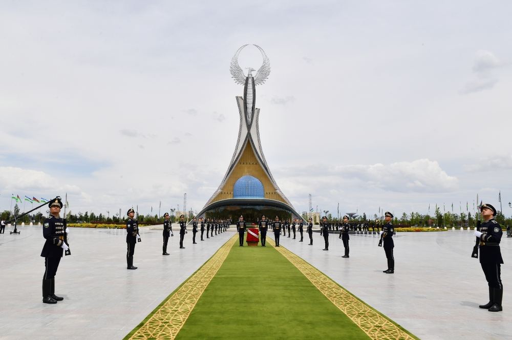 President Ilham Aliyev visits Independence Monument in Tashkent (PHOTO/VIDEO)