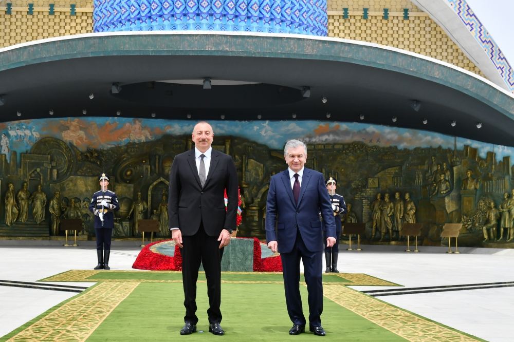 President Ilham Aliyev visits Independence Monument in Tashkent (PHOTO/VIDEO)