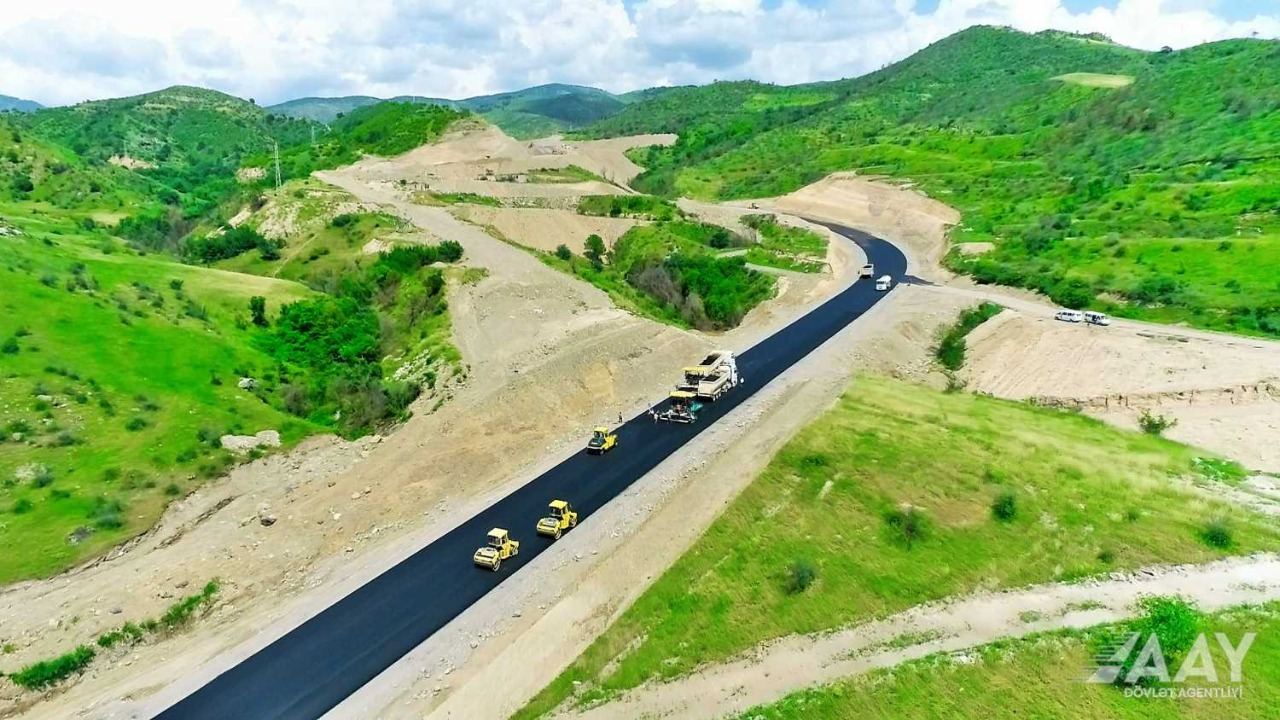 Началось асфальтирование новой автодороги в обход города Лачин (ФОТО)