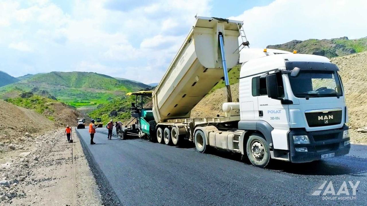 Началось асфальтирование новой автодороги в обход города Лачин (ФОТО)