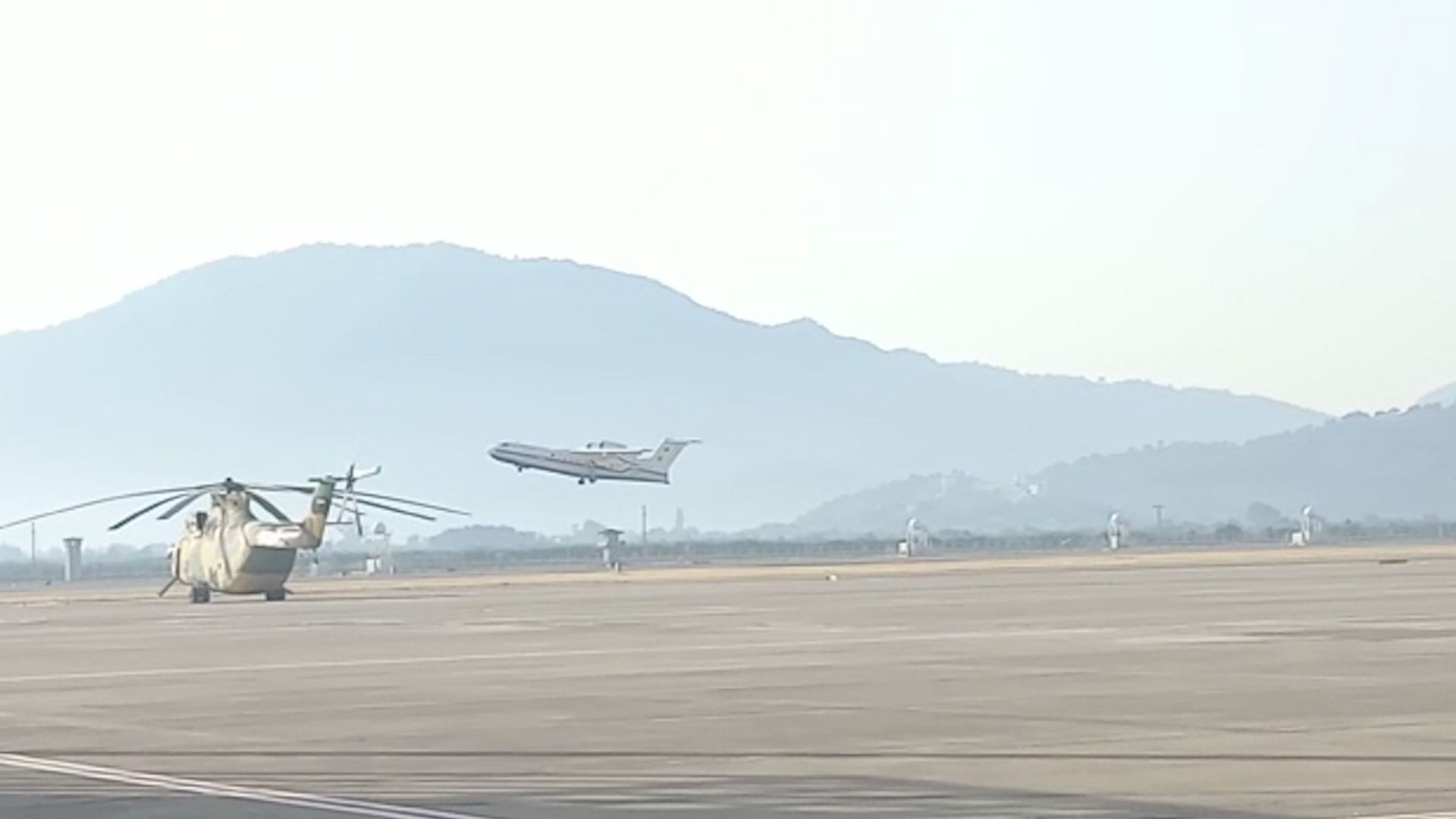 Azerbaijani amphibious aircraft engaged in putting out fires in Turkiye (PHOTO/VIDEO)