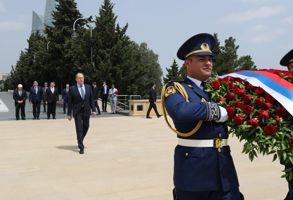 Russian FM visits Alley of Martyrs in Azerbaijan (PHOTO)