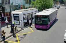 В Баку продолжается установка "умных" автобусных остановок (ФОТО)