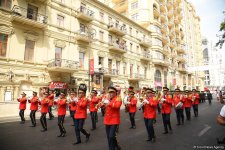 В Баку прошли шествия в сопровождении военных оркестров (ВИДЕО/ФОТО)