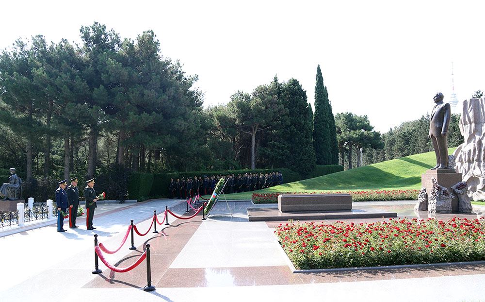 Руководство министерства обороны Азербайджана посетило Аллею почетного захоронения и Вторую Аллею шехидов (ФОТО/ВИДЕО)