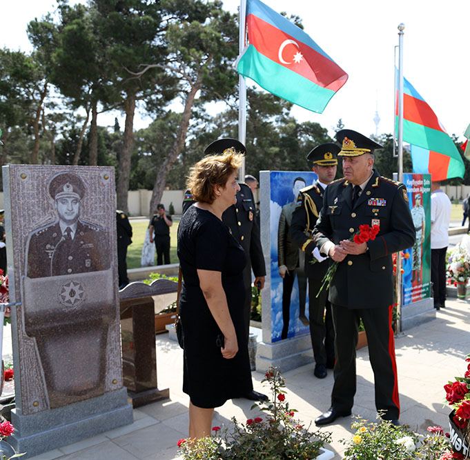 Leadership of Ministry of Defense visits Alley of Honors and Second Alley of Shehids (PHOTO/VIDEO)