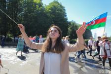 Азербайджанский актер вызвал овации зрителей "Ледового дворца" Бобруйска – яркие моменты фестиваля "Венок дружбы" (ВИДЕО, ФОТО)
