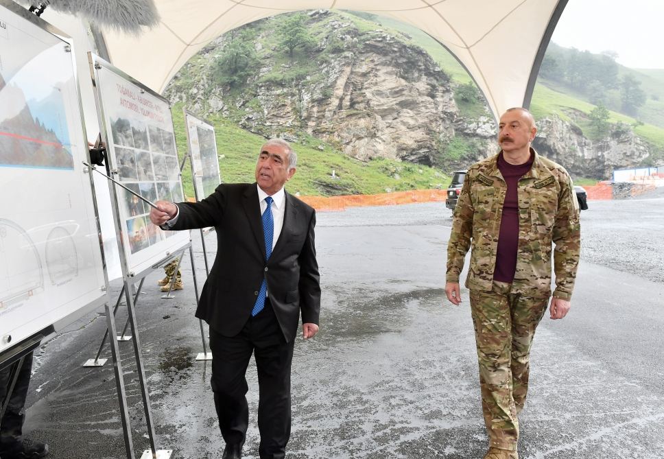 Президент Ильхам Алиев ознакомился со строительством двух тоннелей, сооружаемых в Гейгельском районе
 (ФОТО/ВИДЕО)