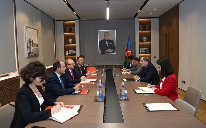 Глава МИД Азербайджана встретился с председателем Фонда просвещения Турции