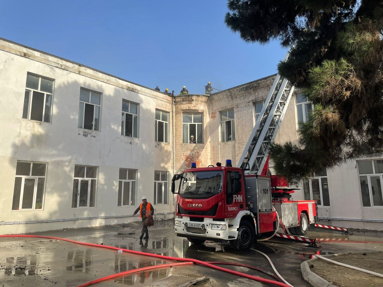 Пожар в школе в Баку потушен (ФОТО/ВИДЕО)