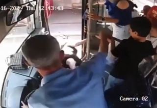 Sumqayıtda avtobus sürücüsü qadın sərnişini avtobusdan təpiklə çıxardı (VİDEO)