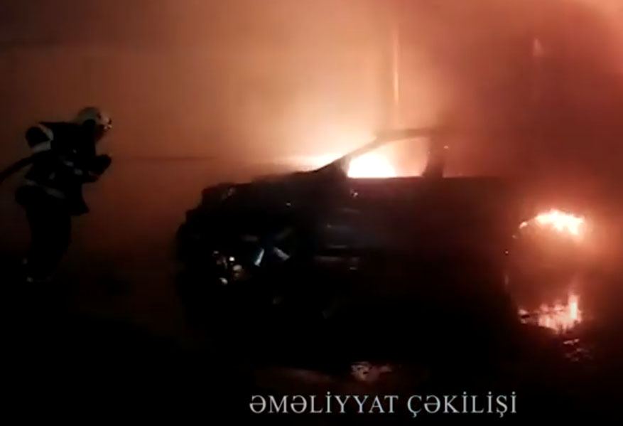 Gecə saatlarında Bakının mərkəzindəki yanğında iki avtomobil də yanıb (VİDEO)