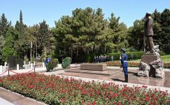Председатель Сената Верховного Меджлиса Узбекистана посетила Аллею почетного захоронения и Аллею шехидов в Баку (ФОТО)