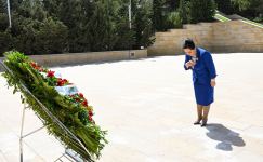 Председатель Сената Верховного Меджлиса Узбекистана посетила Аллею почетного захоронения и Аллею шехидов в Баку (ФОТО)