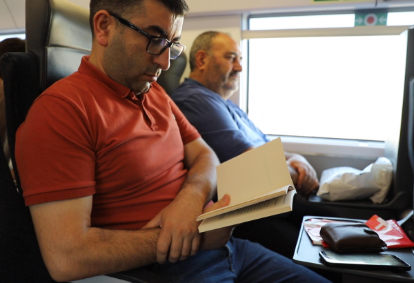 На утреннем рейсе электропоезда Баку-Сумгайыт прошел книжный флешмоб (ФОТО/ВИДЕО)