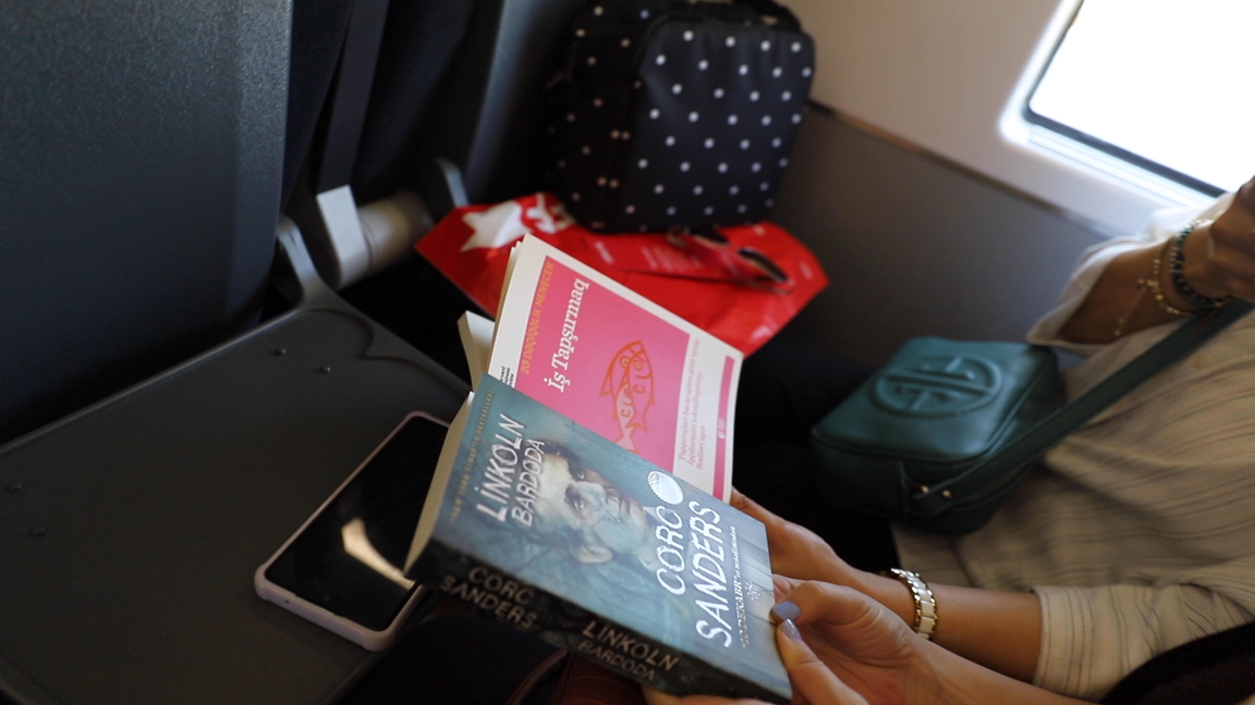 На утреннем рейсе электропоезда Баку-Сумгайыт прошел книжный флешмоб (ФОТО/ВИДЕО)