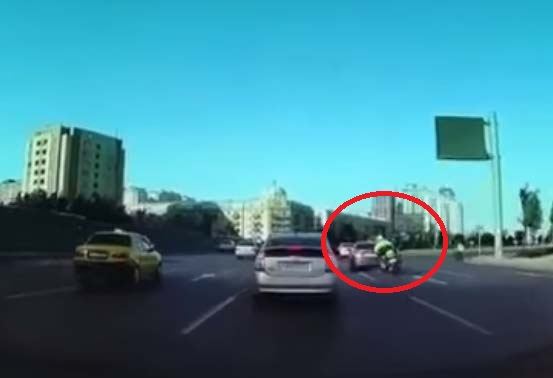 Bakıda yol polisi əməkdaşı motosikletlə qəzaya düşdü (VİDEO)